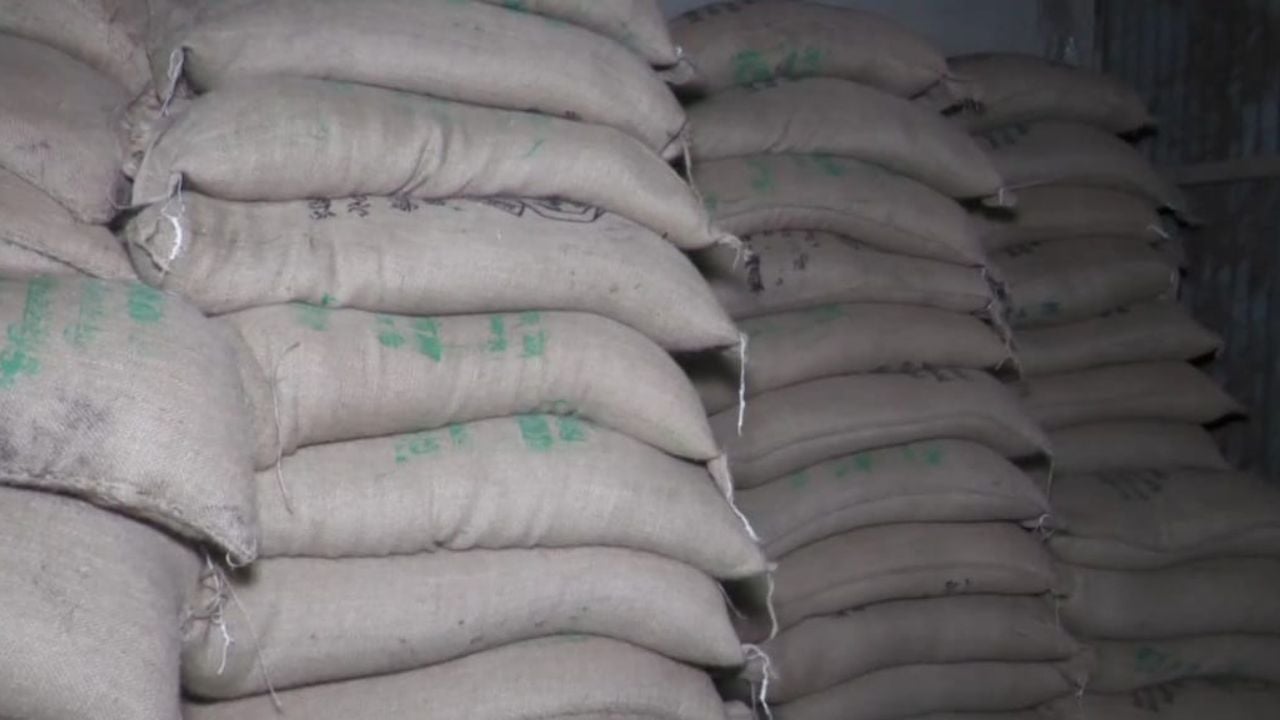 ভূরুঙ্গামারীতে ৩ ব‍্যবসায়ীর গুদাম থেকে ৮০০ বস্তা সরকারি চাল জব্দ