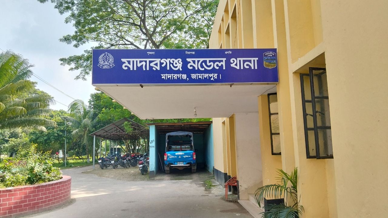 মাদারগঞ্জে জমিতে সেচ দিতে গিয়ে বিদ্যুৎস্পৃষ্টে ইমামের মৃত্যু