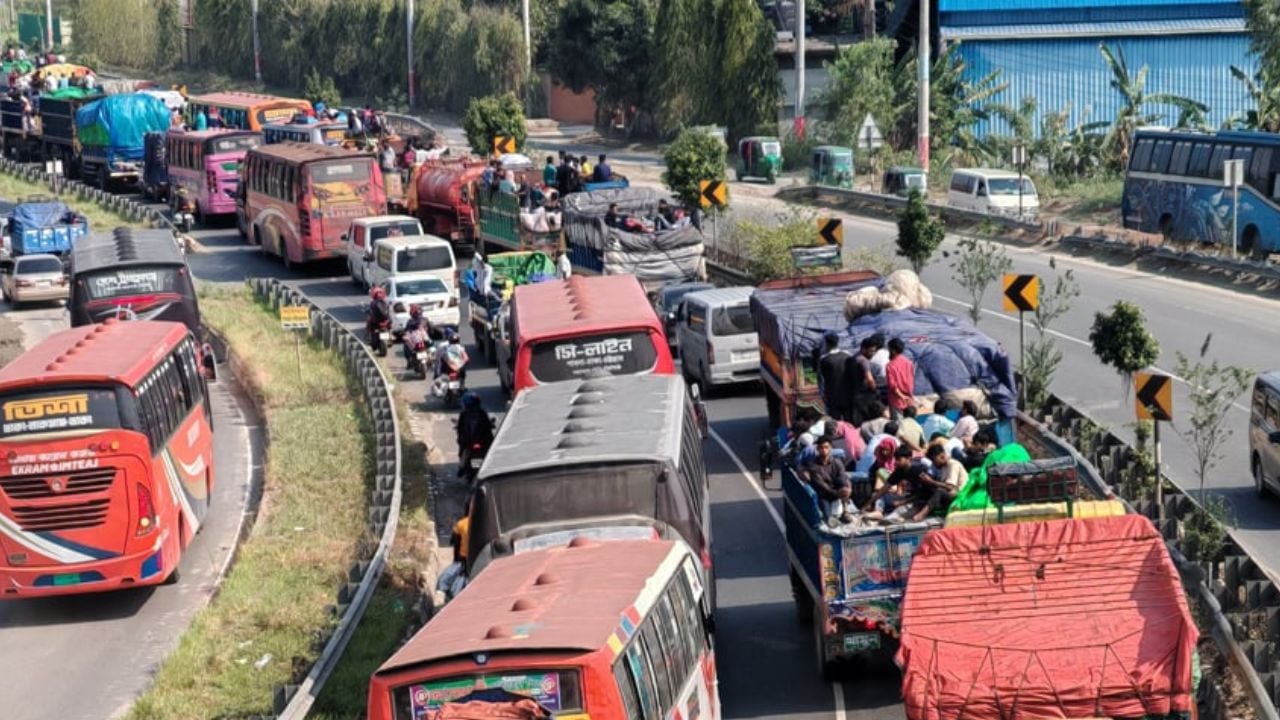 ঢাকা-টাঙ্গাইল মহাসড়কে ৩০ কিলোমিটারজুড়ে যান চলাচলে ধীরগতি