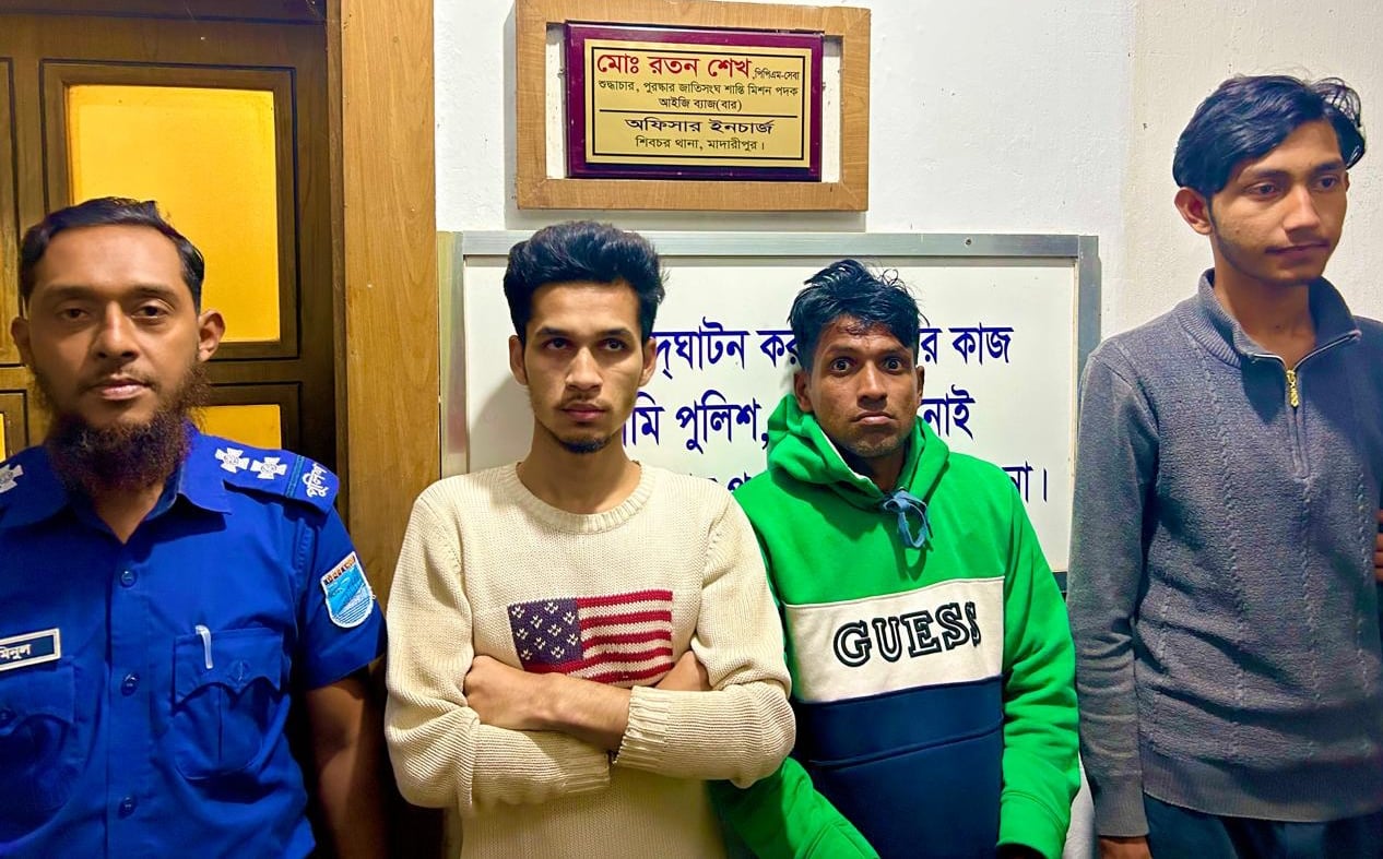 শিবচরে ভুয়া মেজরসহ গ্রেপ্তার ৩