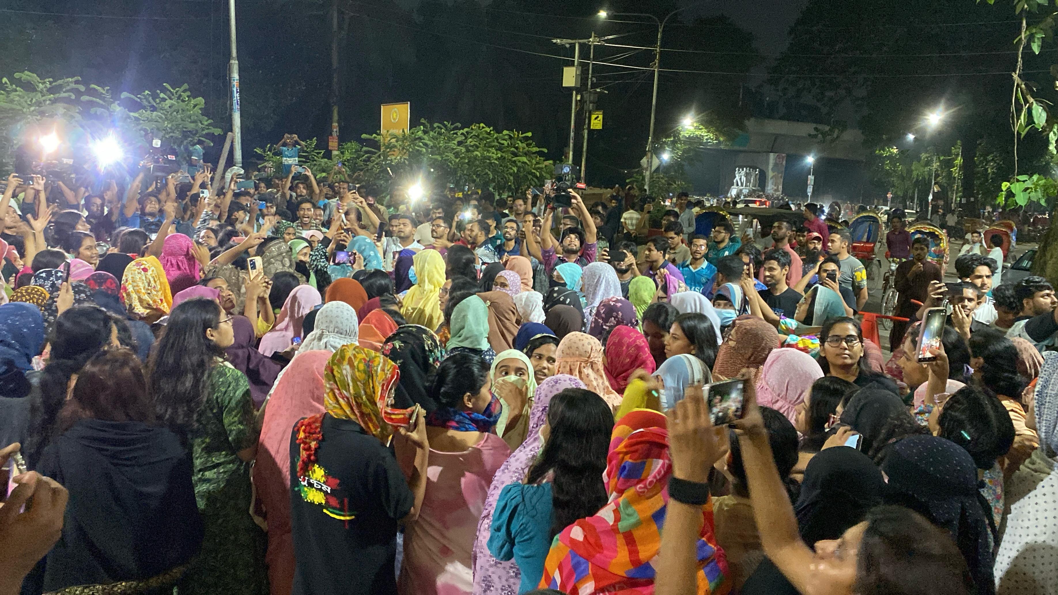 থমথমে ঢাকা বিশ্ববিদ্যালয়: তালা ভেঙে বেরিয়ে এলেন নারী শিক্ষার্থীরা