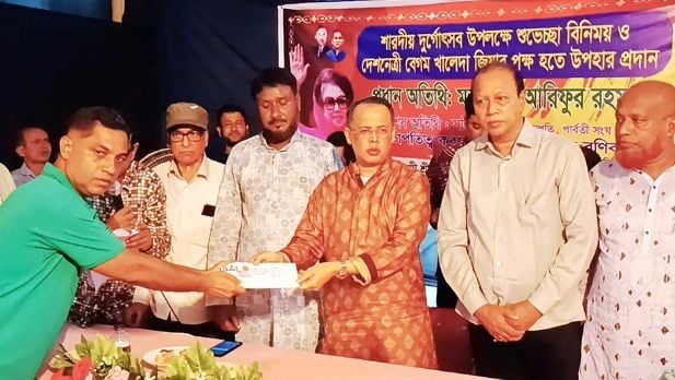 খালেদা জিয়ার পক্ষ থেকে ফেনীতে ৪৬ পূজামণ্ডপে অনুদান প্রদান