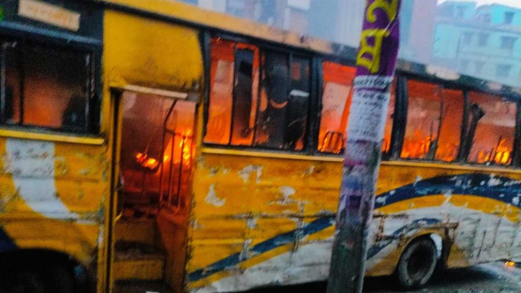 রাজধানীতে মালিকানা দ্বন্দ্বে যাত্রীবাহী বাসে আগুন