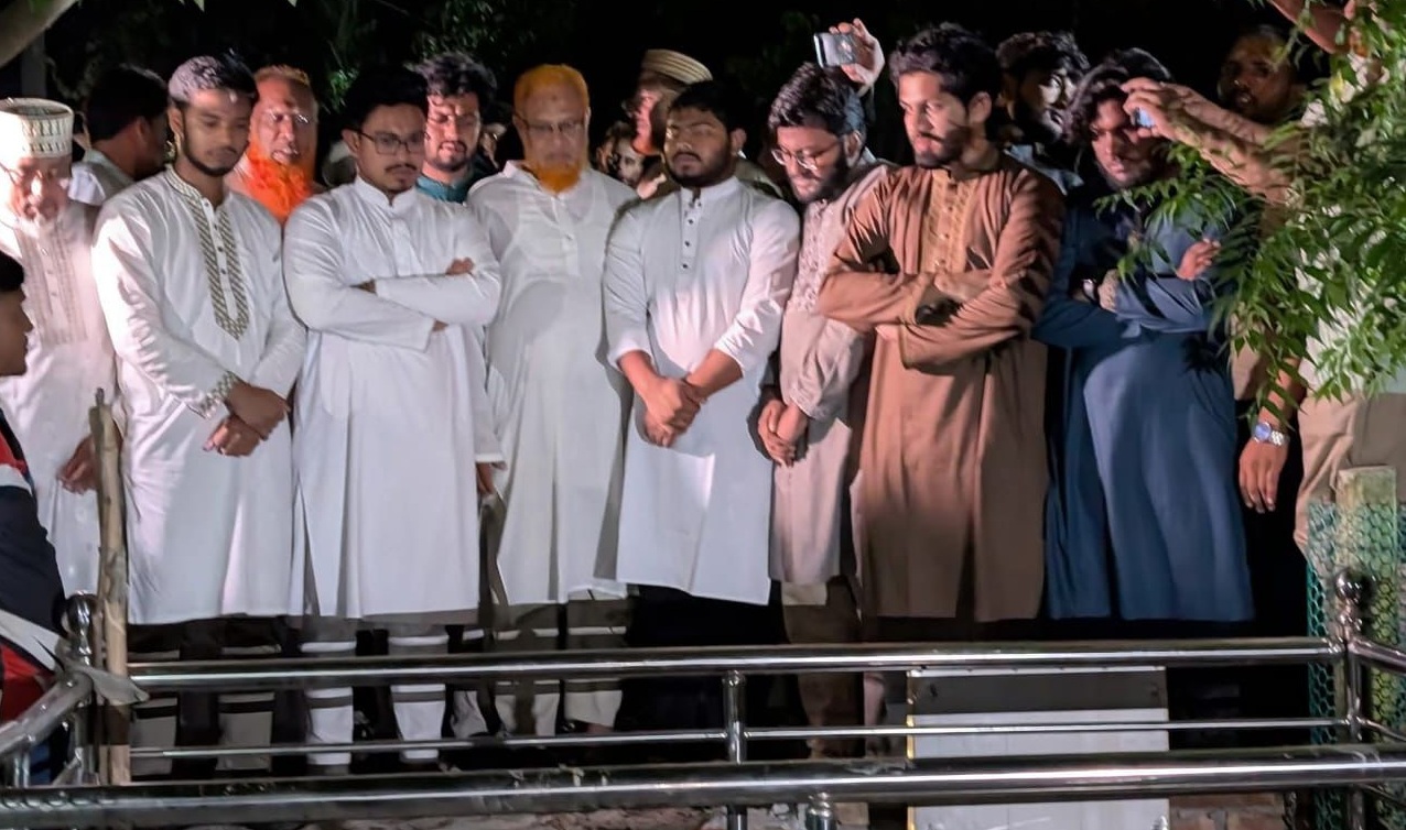 আবরার ফাহাদের কবর জিয়ারতে ডাকসু নেতৃবৃন্দ