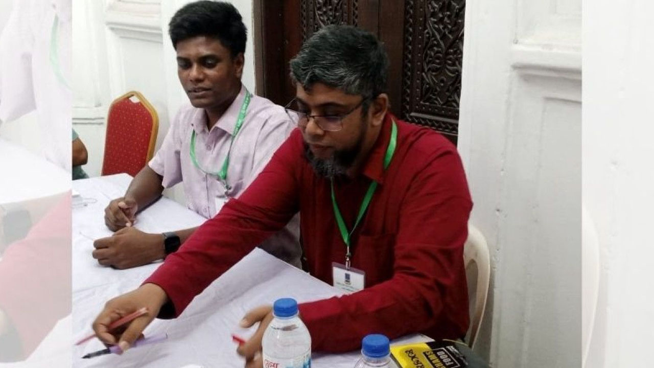 পূরণ করা ব্যালট দেওয়া সেই পোলিং অফিসার প্রত্যাহার