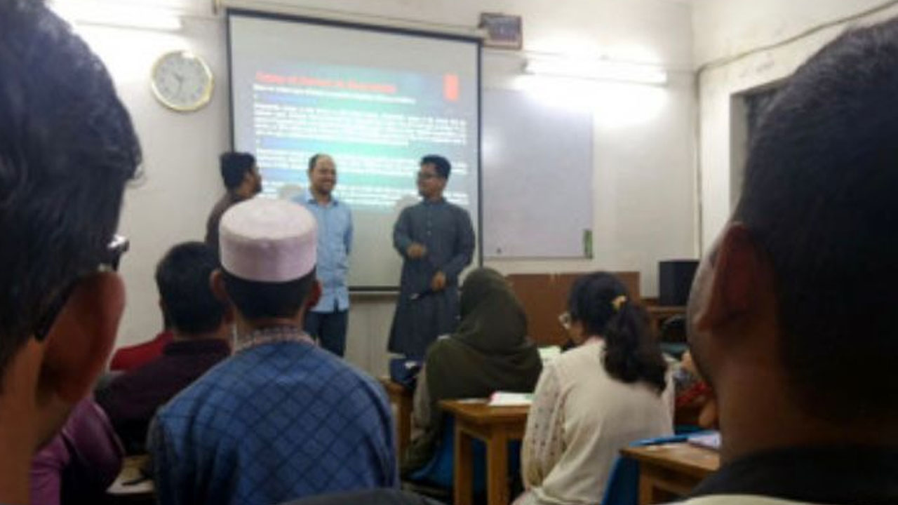 ক্লাসে প্রচারণার অভিযোগ ফরহাদের বিরুদ্ধে, ভিন্ন কথা বলছেন শিক্ষার্থীরা