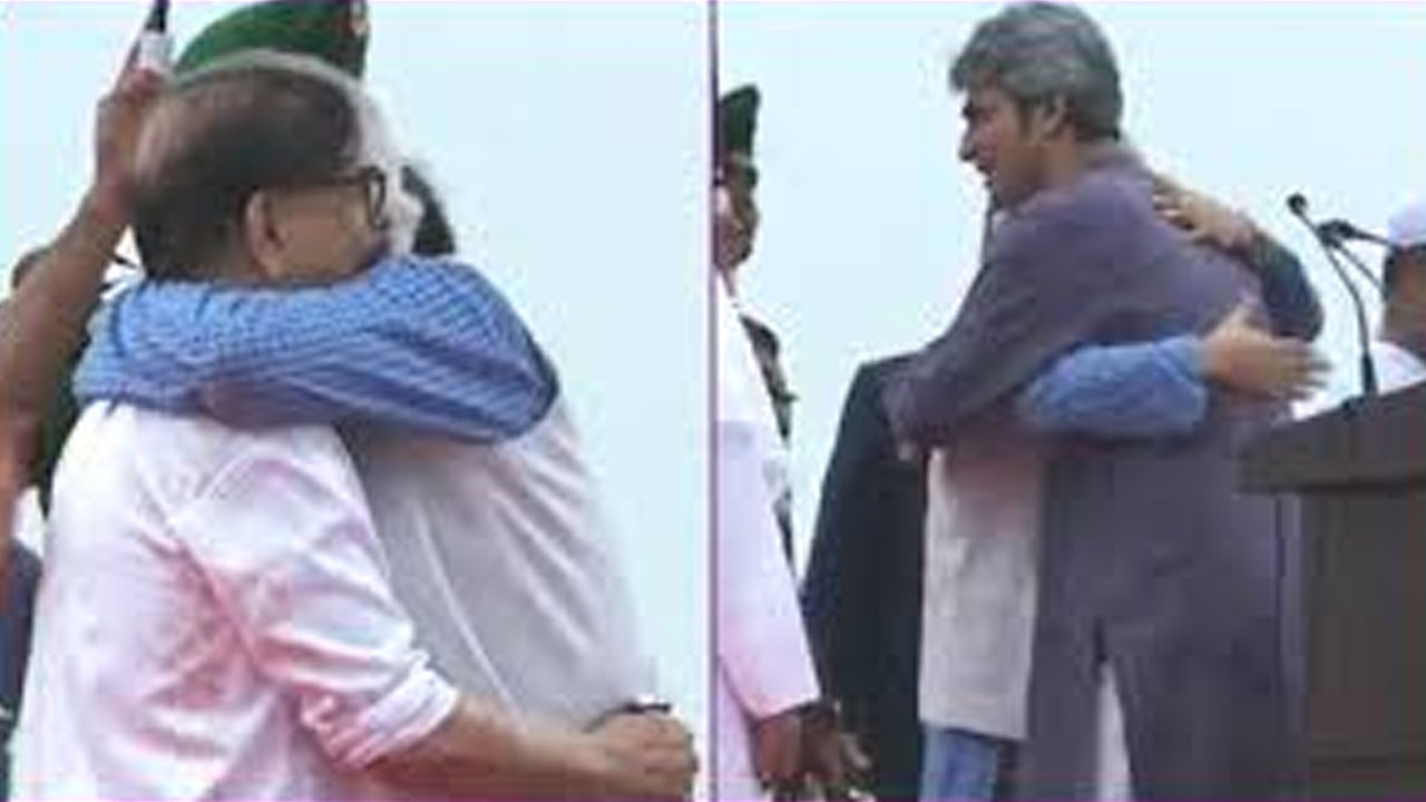 ঘোষণাপত্র পাঠ শেষে নেতাদের সঙ্গে কোলাকুলি করলেন প্রধান উপদেষ্টা