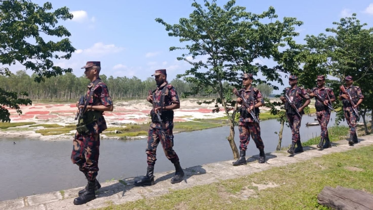 পঞ্চগড় সীমান্তে অনুপ্রবেশ ঠেকাতে সতর্ক বিজিবি