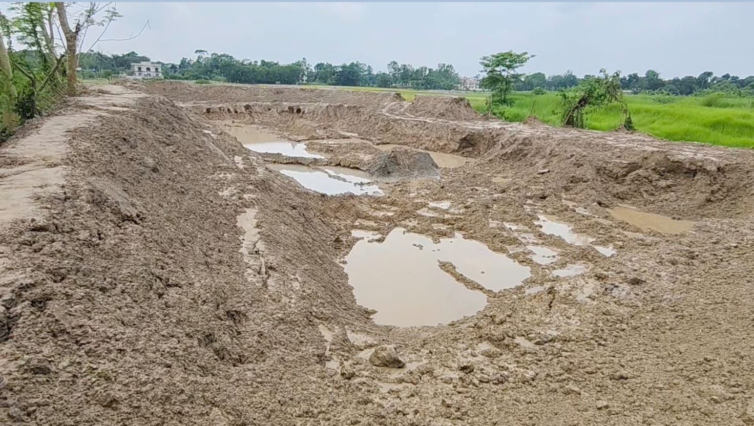 যুবদল-যুবলীগ দুই নেতার বিরুদ্ধে কৃষি জমি ও খাল ভরাটের অভিযোগ