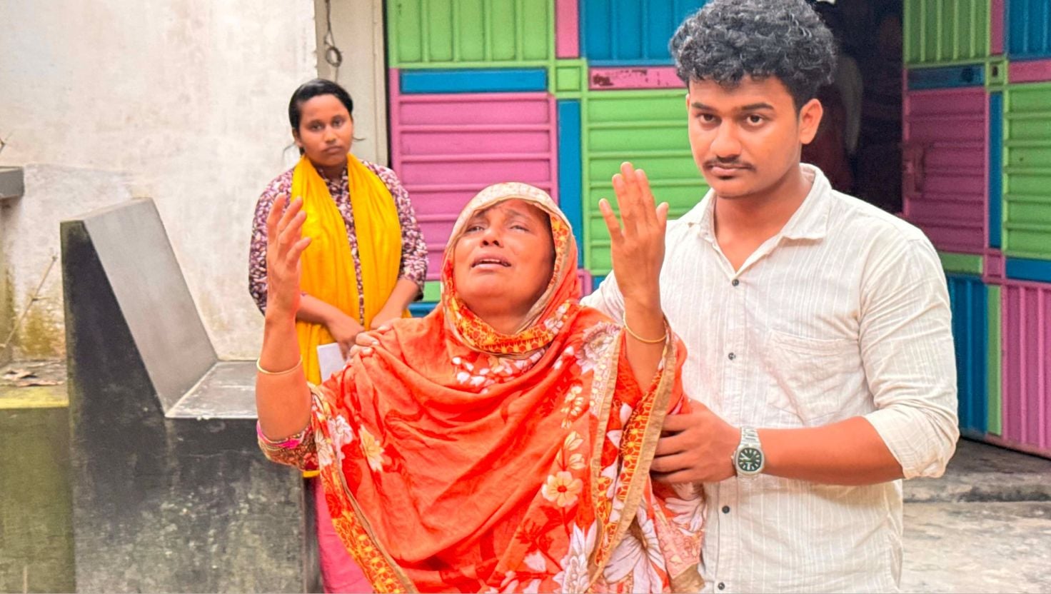 বিশ্ববিদ্যালয় পড়ুয়া মেয়েকে হারিয়ে মায়ের থামছে না মাতম