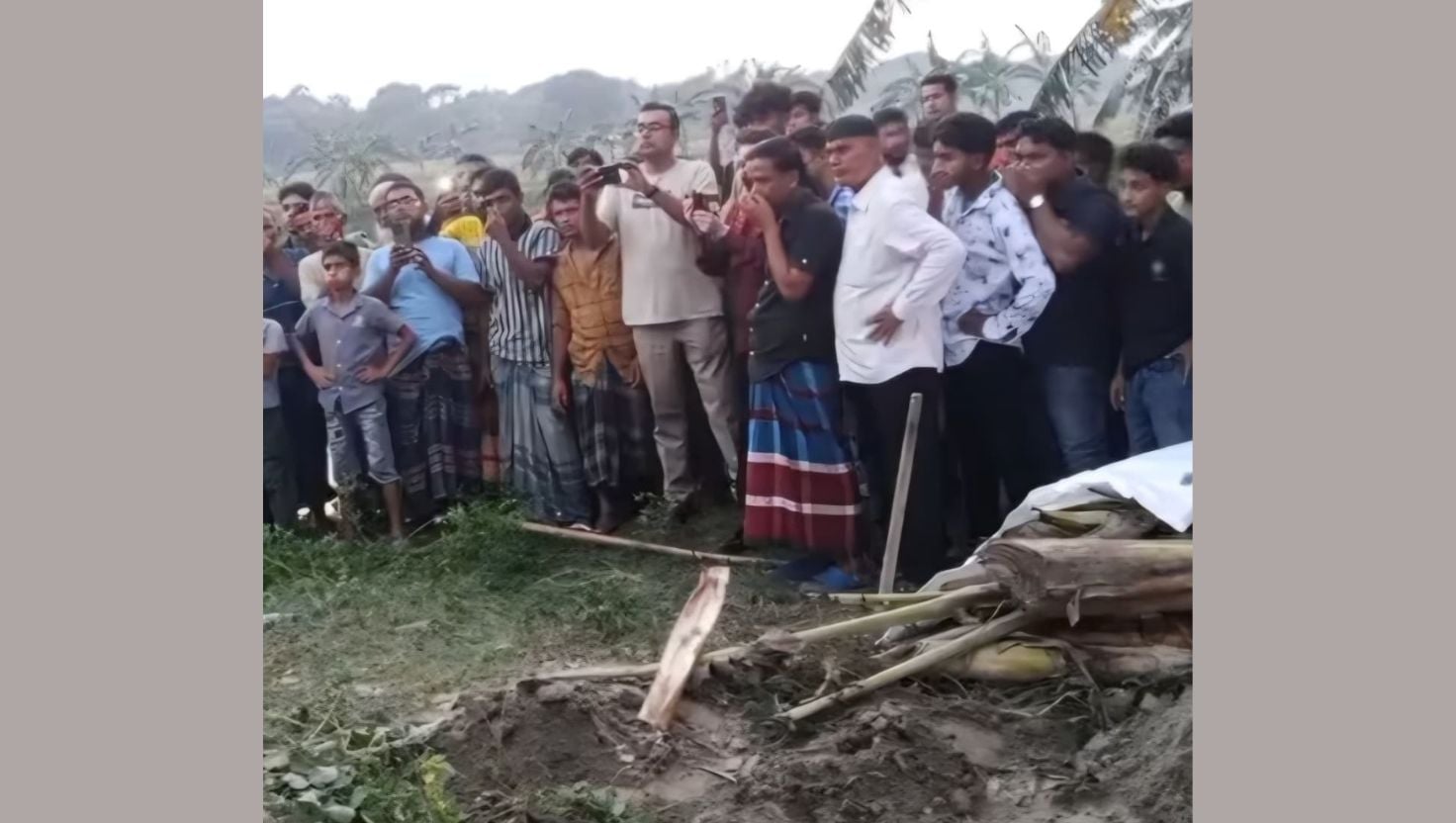 ফরিদপুরে পুকুরের মাটি খুঁড়ে মিলল নিখোঁজ মা-মেয়ের  লাশ