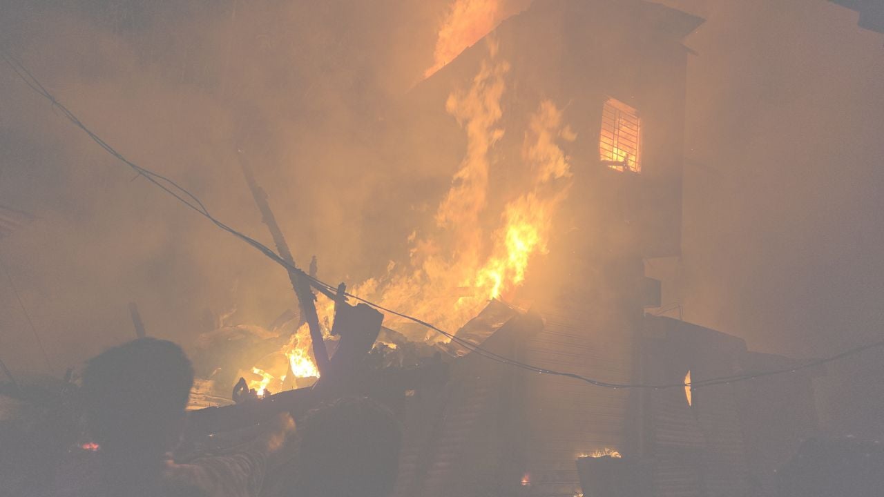 মিয়ারহাট বন্দরে অগ্নিকাণ্ডে ১৭ দোকান ভস্মীভূত, ১৫ কোটি টাকার ক্ষতি