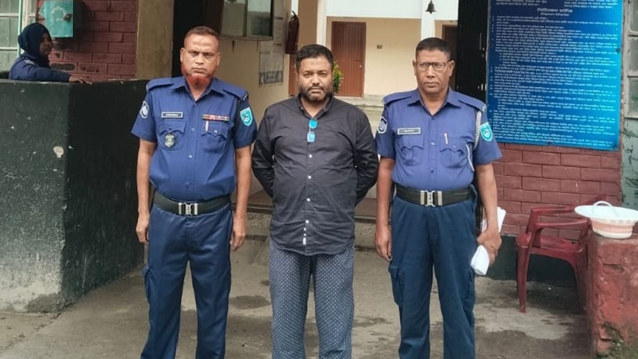 হজ এজেন্সির মাধ্যমে অর্থ আত্মসাতের অভিযোগে প্রভাষক গ্রেপ্তার