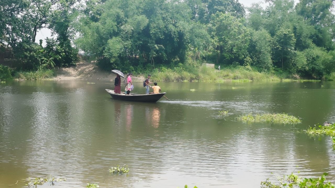 নিয়ামতপুরে একটি সেতুর অভাবে ভোগান্তিতে মানুষ