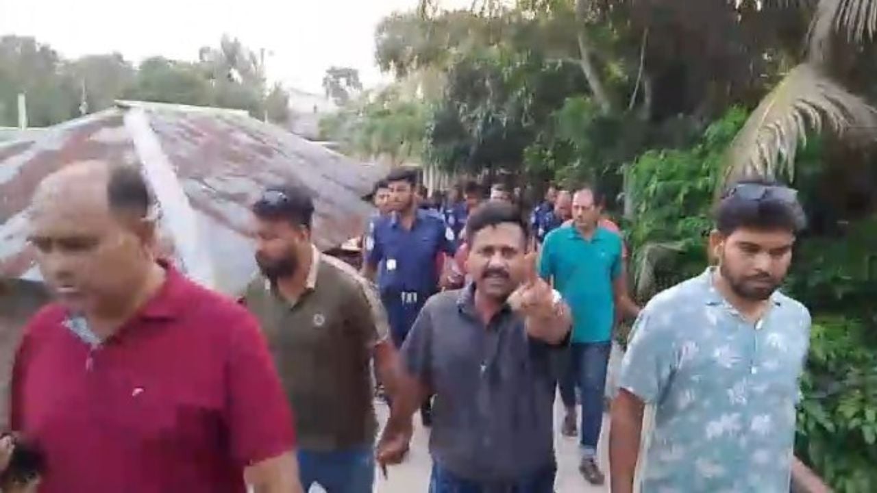 উজিরপুরের স্বঘোষিত চেয়ারম্যান সাইফুল গ্রেপ্তার