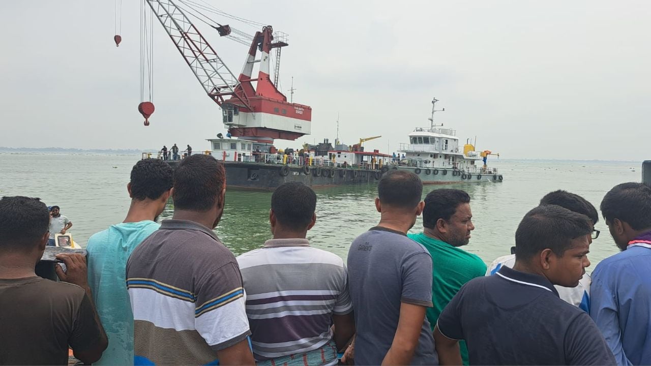 দৌলতদিয়া ফেরিঘাটে ব্রেক ফেল করে আবারও বাস নদীতে
