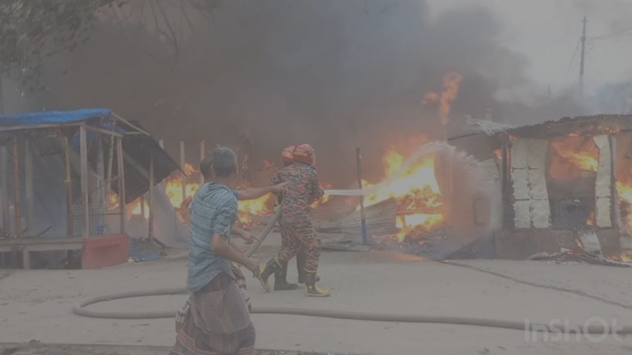 ভূরুঙ্গামারীতে ভয়াবহ অগ্নিকাণ্ডে ১০৫ দোকান ভস্মীভূত
