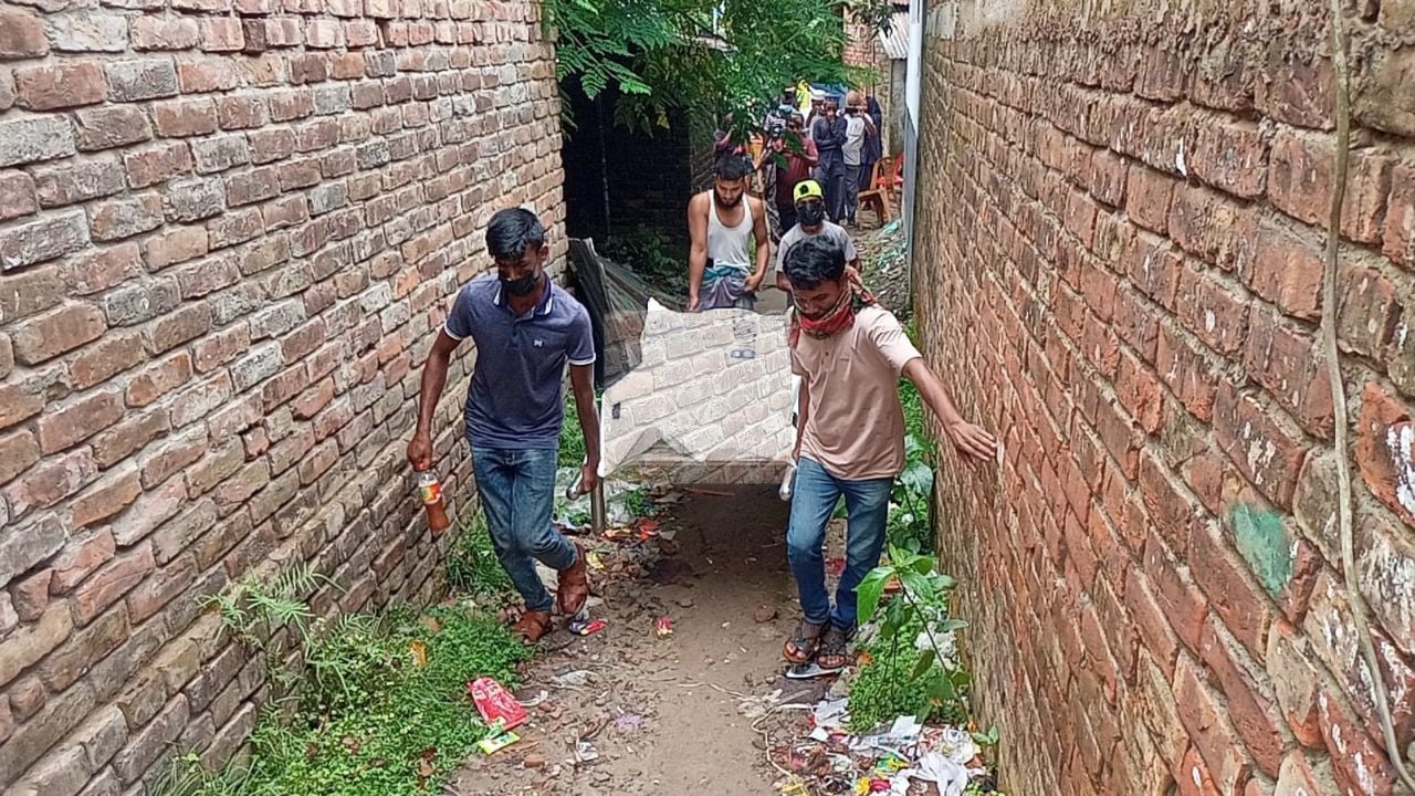 সাতক্ষীরায় নিজ ঘর থেকে নারীর লাশ উদ্ধার
