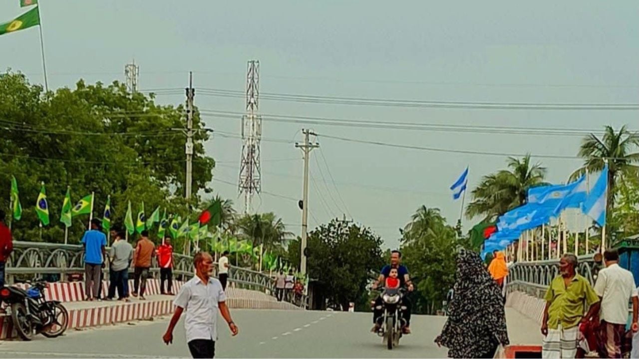 ভেড়ামারায় ব্রিজের দুই পাশে ব্রাজিল ও আর্জেন্টিনার পতাকা উড়িয়েছে সমর্থকরা