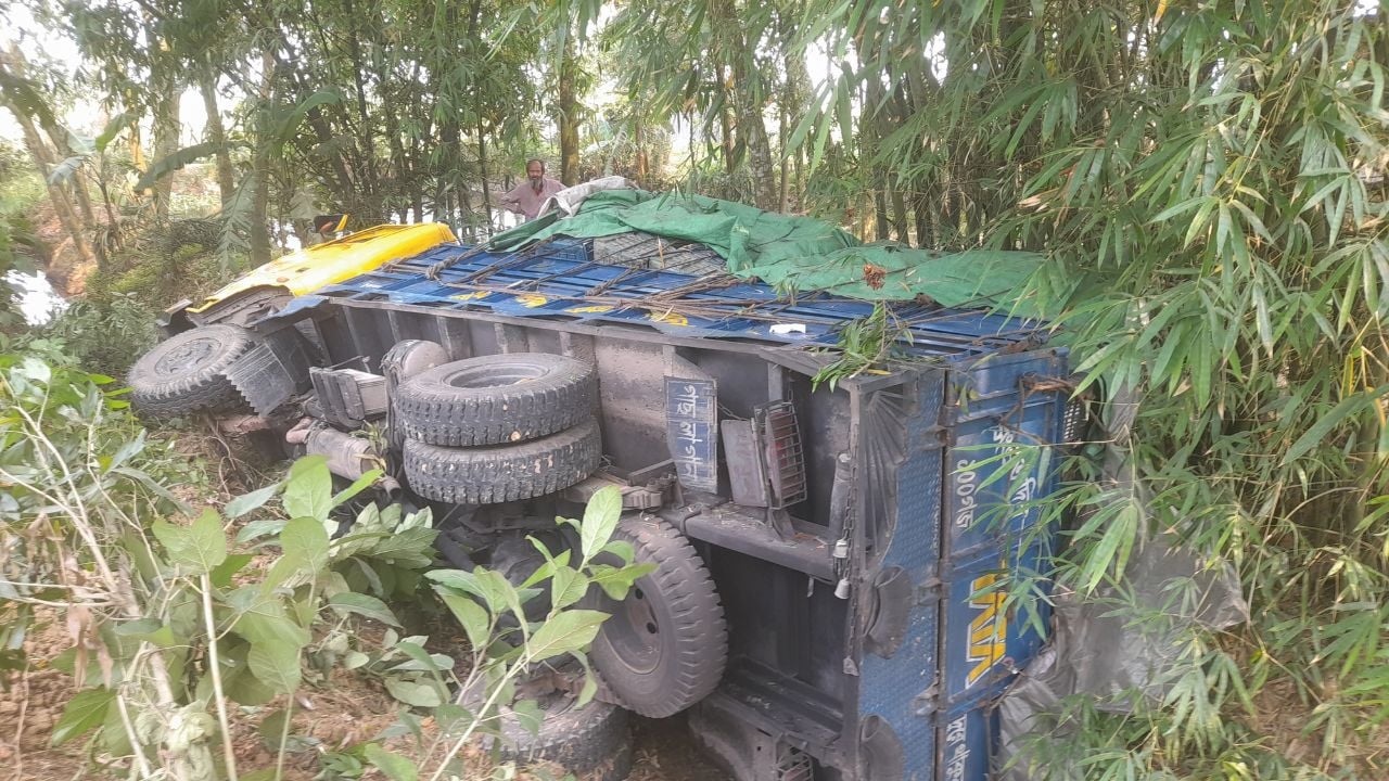 নবাবগঞ্জে সড়ক দুর্ঘটনায় মোটরসাইকেল চালক নিহত