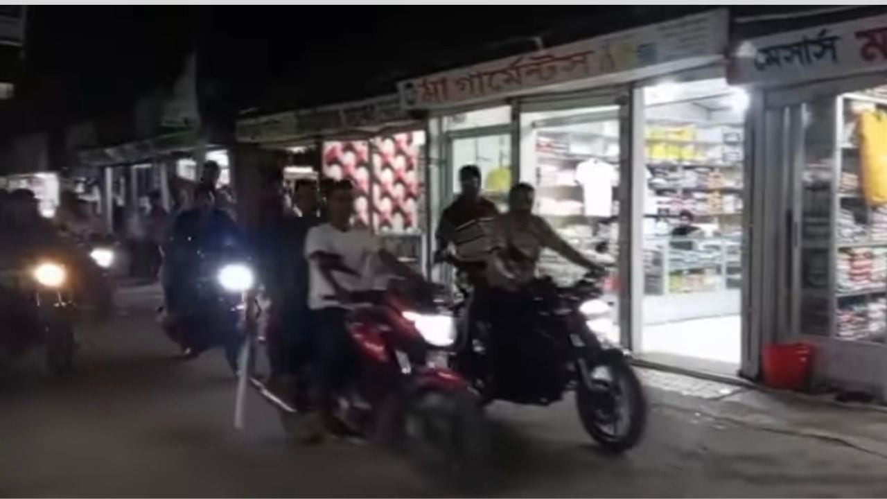 ছাত্রলীগের ককটেল বিস্ফোরণের প্রতিবাদে ছাত্রদল-বিএনপির শোডাউন