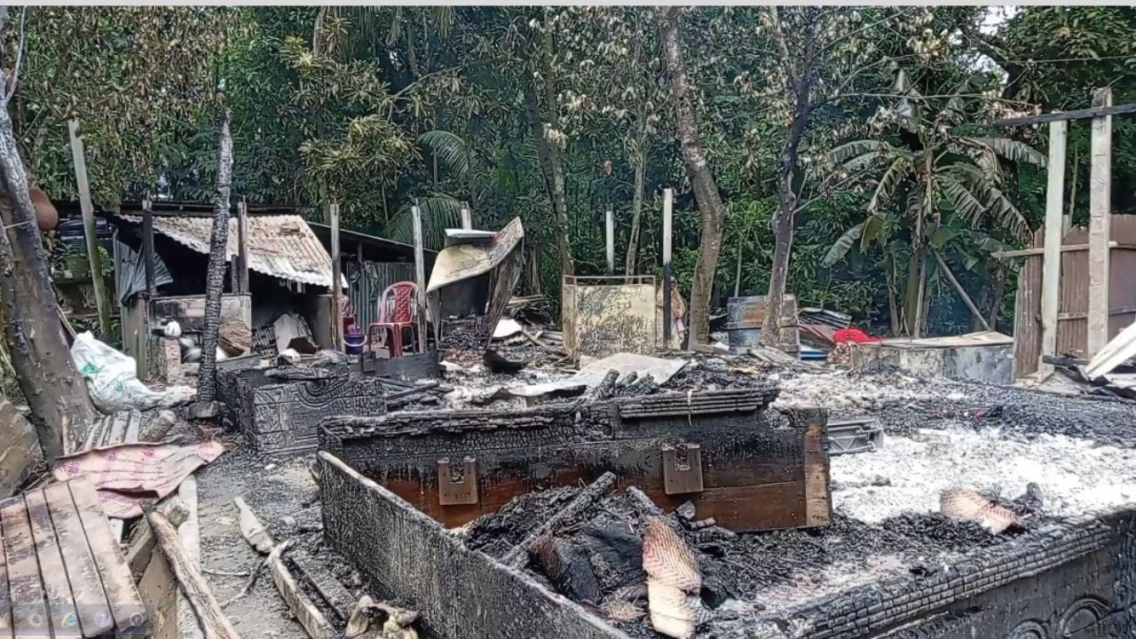 প্রবাসী যুবদল নেতার বাড়িতে অগ্নিসংযোগ, খোলা আকাশের নিচে পরিবার