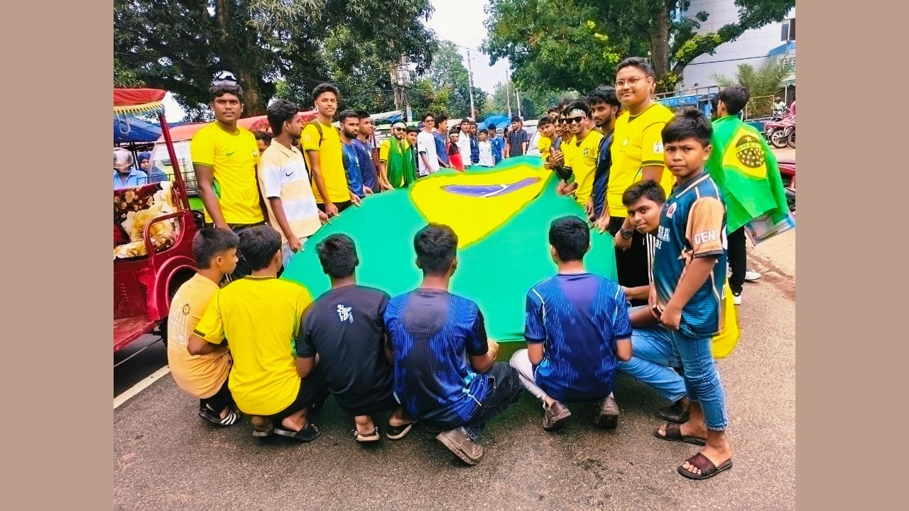 দিনাজপুরে বৃষ্টি উপেক্ষা করে ব্রাজিল সমর্থকদের আনন্দ শোভাযাত্রা