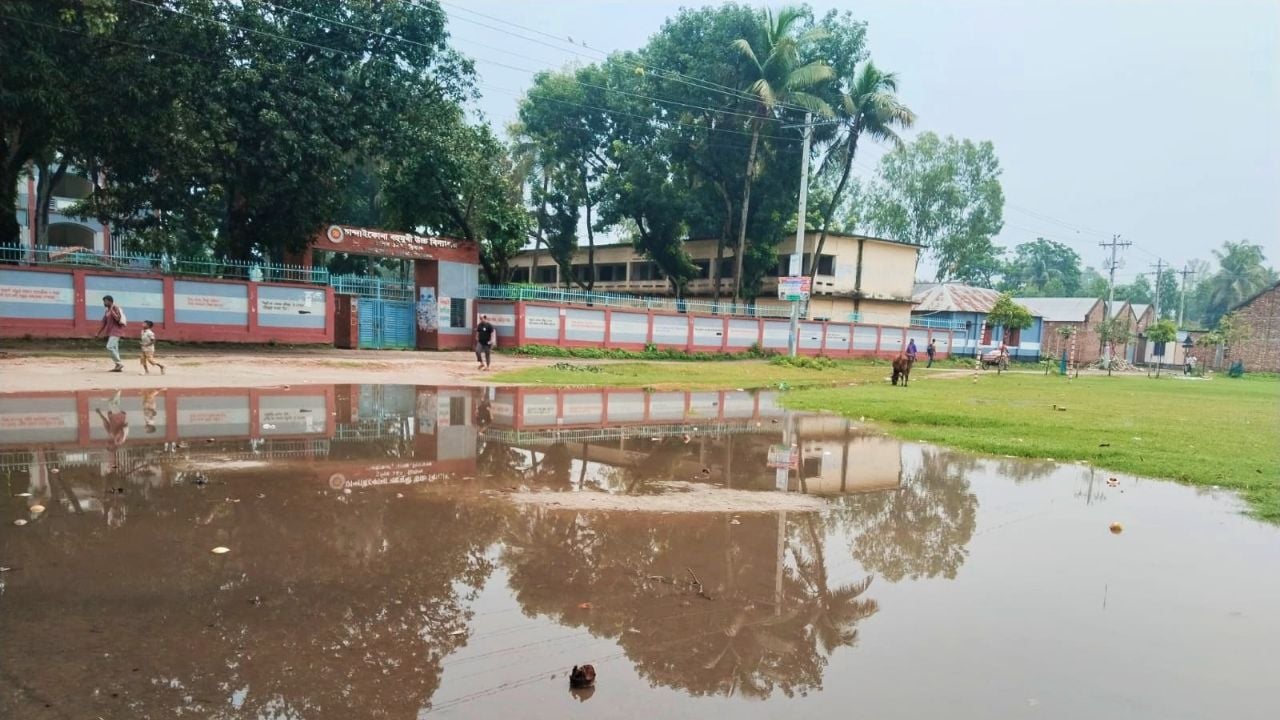 রায়গঞ্জে চান্দাইকোনা বিদ্যালয় মাঠে জলাবদ্ধতা, বিপাকে শিক্ষার্থীরা