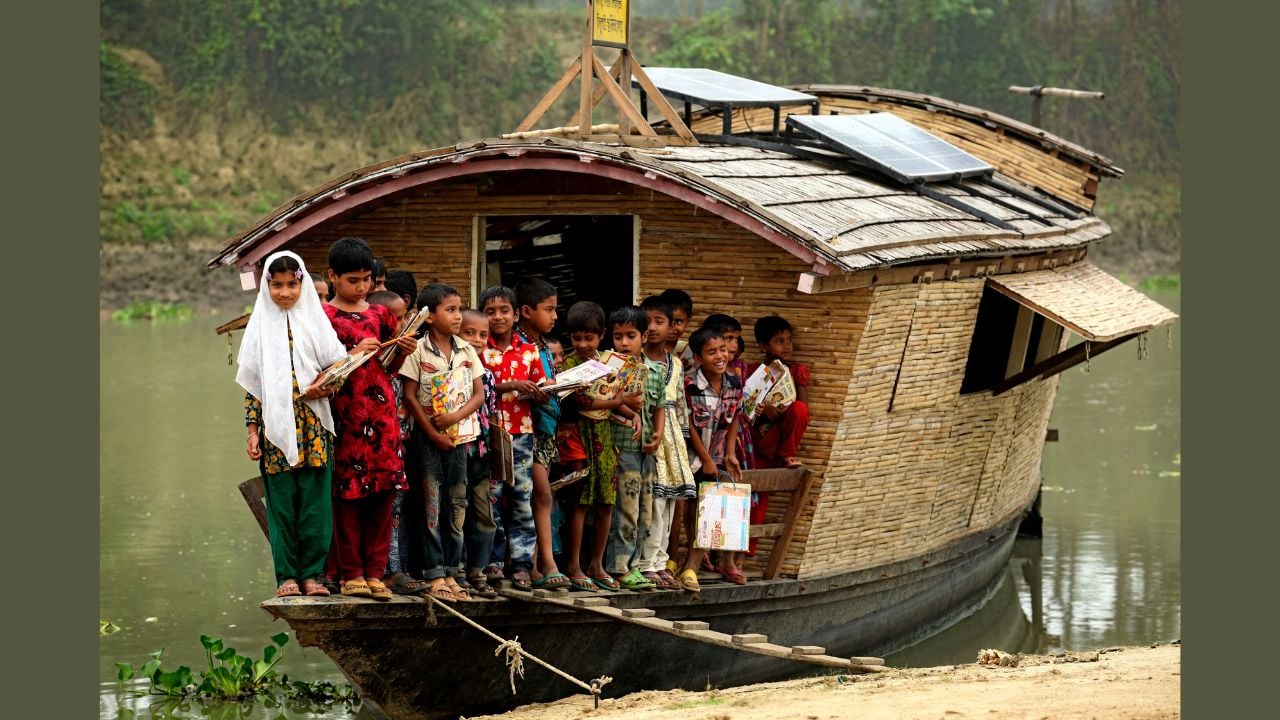 ইউনেস্কো স্বীকৃতি পেল চলনবিলের ভাসমান স্কুল