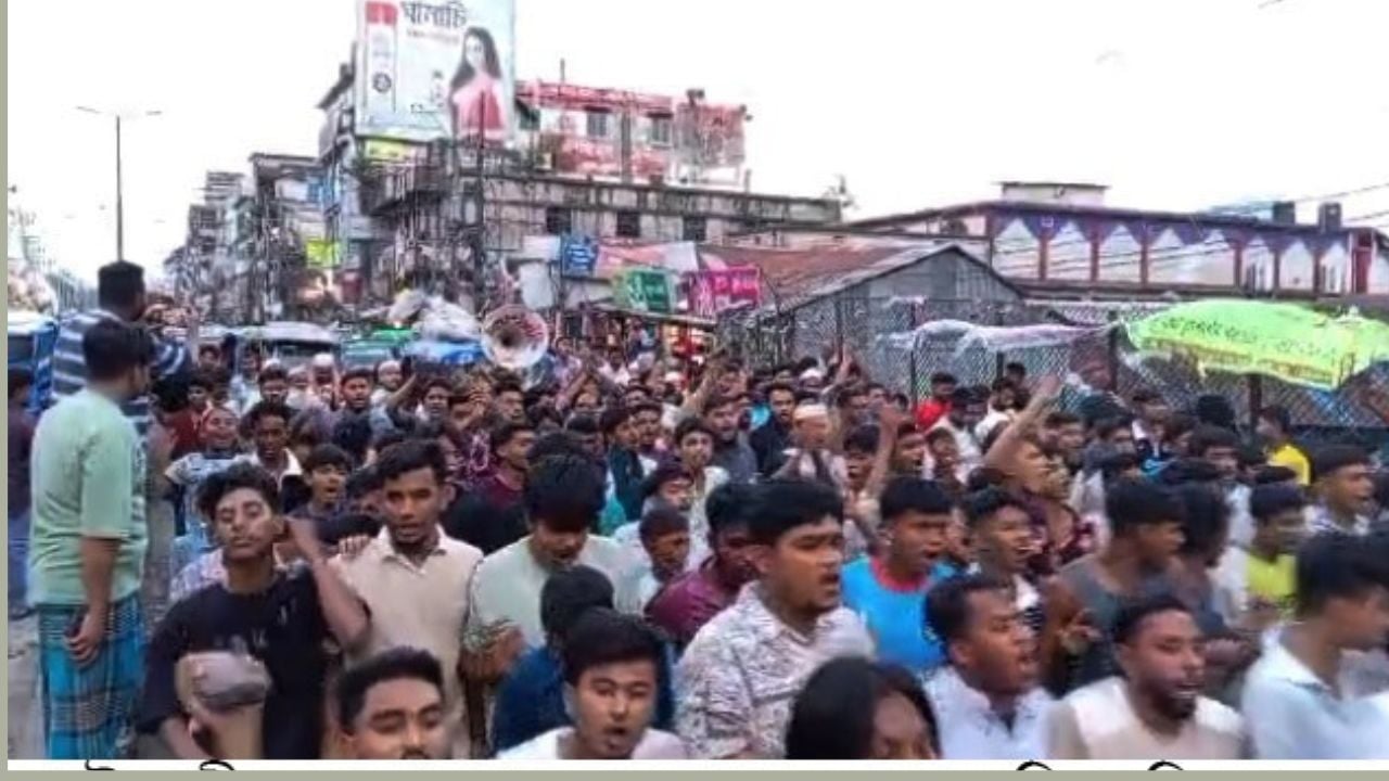 নোয়াখালীতে স্কুল ছাত্রের লাশ নিয়ে বিক্ষোভ