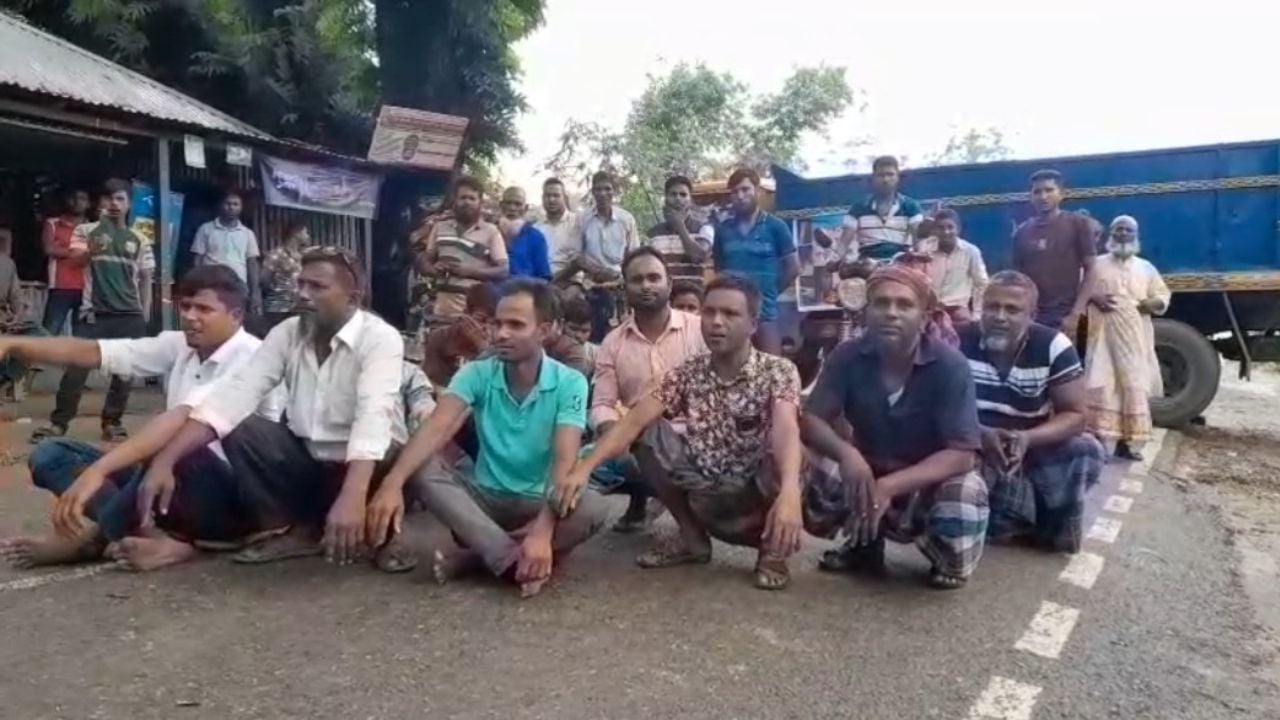 চাঁদাবাজির প্রতিবাদে ট্রাকচালকদের মহাসড়ক অবরোধ