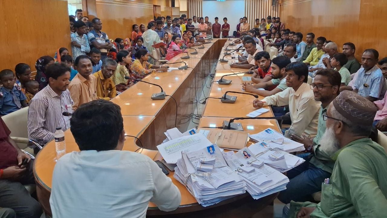 রায়গঞ্জে লটারির মাধ্যমে আদিবাসী উন্নয়ন সহায়তা বিতরণ