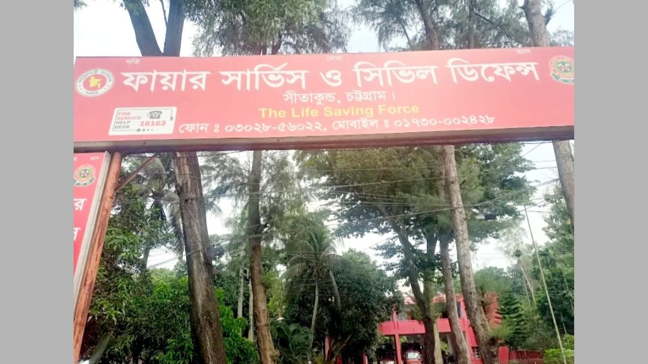 চোখের সামনে আগুন, তবু পৌঁছাতে পারে না ফায়ার সার্ভিস