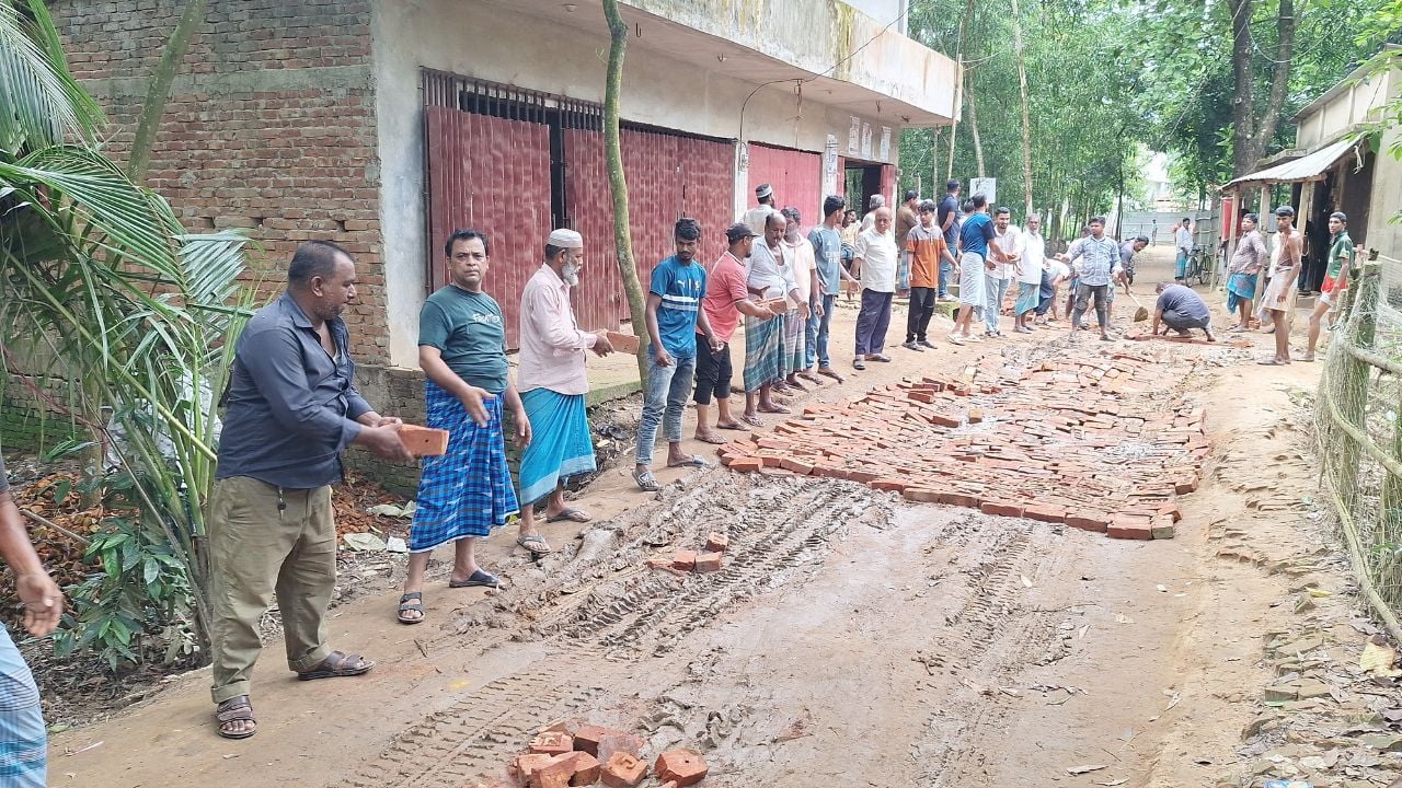 রাউজানে স্বেচ্ছাশ্রমে ৬০০ ফিট সড়ক সংস্কার গ্রামবাসীর
