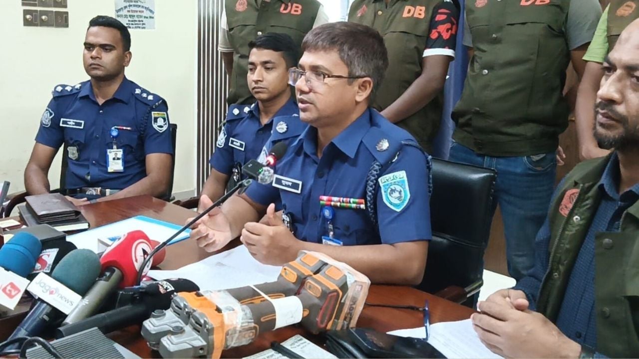 দিনাজপুরে প্রাইভেটকারসহ ডাকাতির সরঞ্জামাদি জব্দ, ৪ ডাকাত গ্রেপ্তার