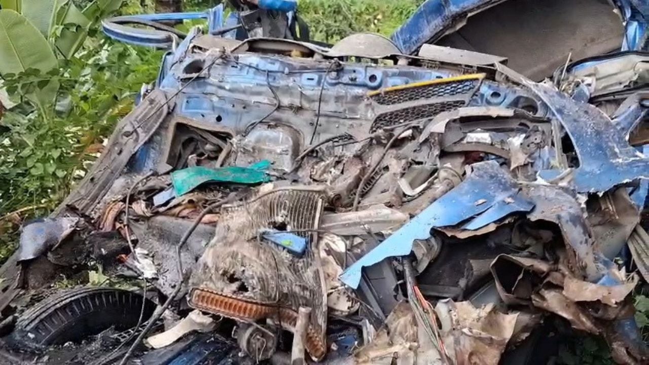 কালুখালীতে পিকআপ-বাসের মুখোমুখি সংঘর্ষ, নিহত ১