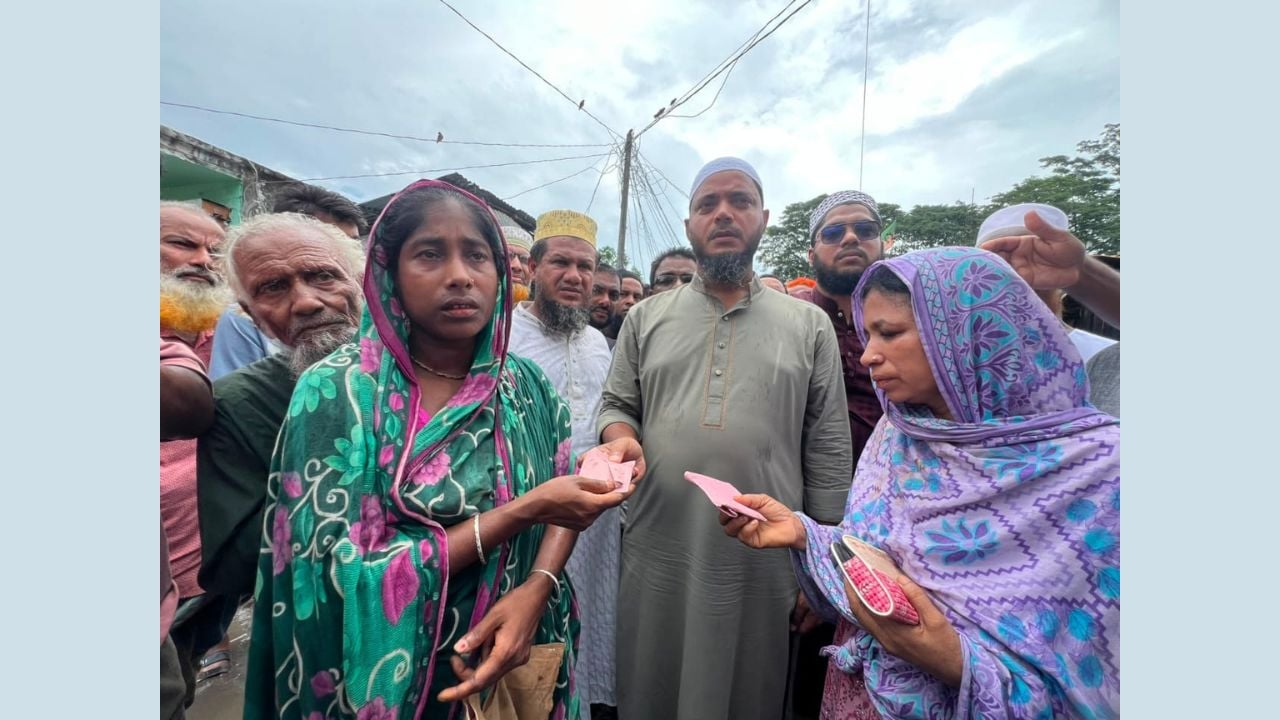 আগুনে পুড়ে সব ছাই, ক্ষতিগ্রস্তদের পাশে জামায়াত এমপি