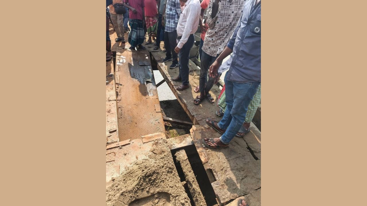 ভূরুঙ্গামারীতে শত বছরের সোনাহাট সেতুর পাটাতন ভেঙে যান চলাচল বন্ধ