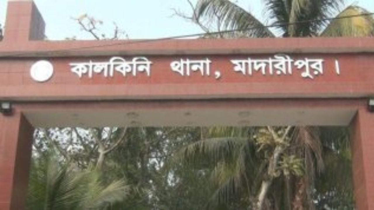 রড দিয়ে পিটিয়ে স্কুলশিক্ষকের পা ভেঙে দিল সন্ত্রাসীরা