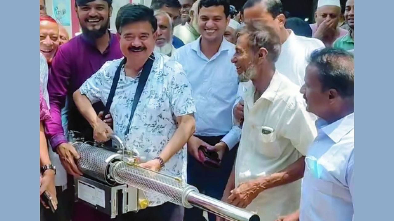 ফগার মেশিন কাঁধে নিয়ে এমপির মশক নিধন উদ্বোধন