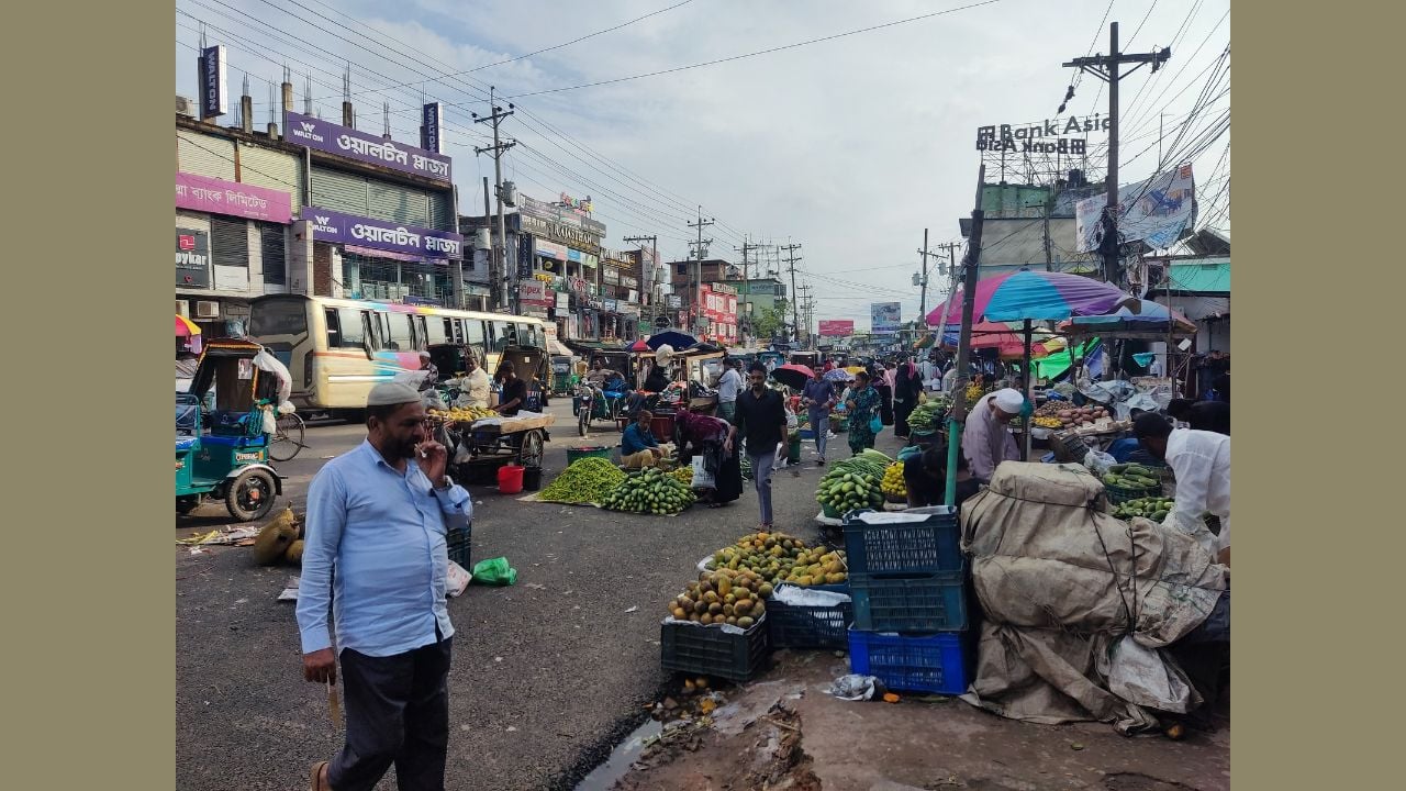 ফুটপাত দখল করে দৈনিক লাখ টাকা চাঁদাবাজি