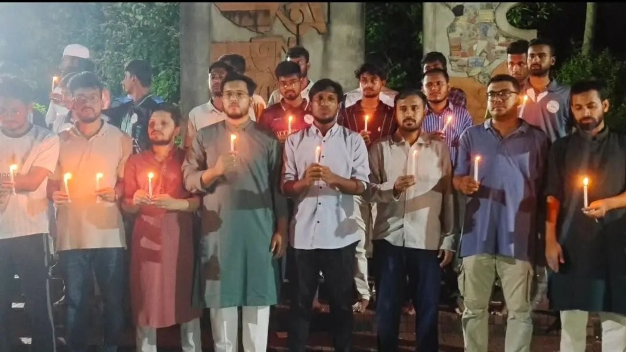 জুলাই স্মরণে কুবি শাখা ছাত্রশক্তির মোমবাতি প্রজ্বলন