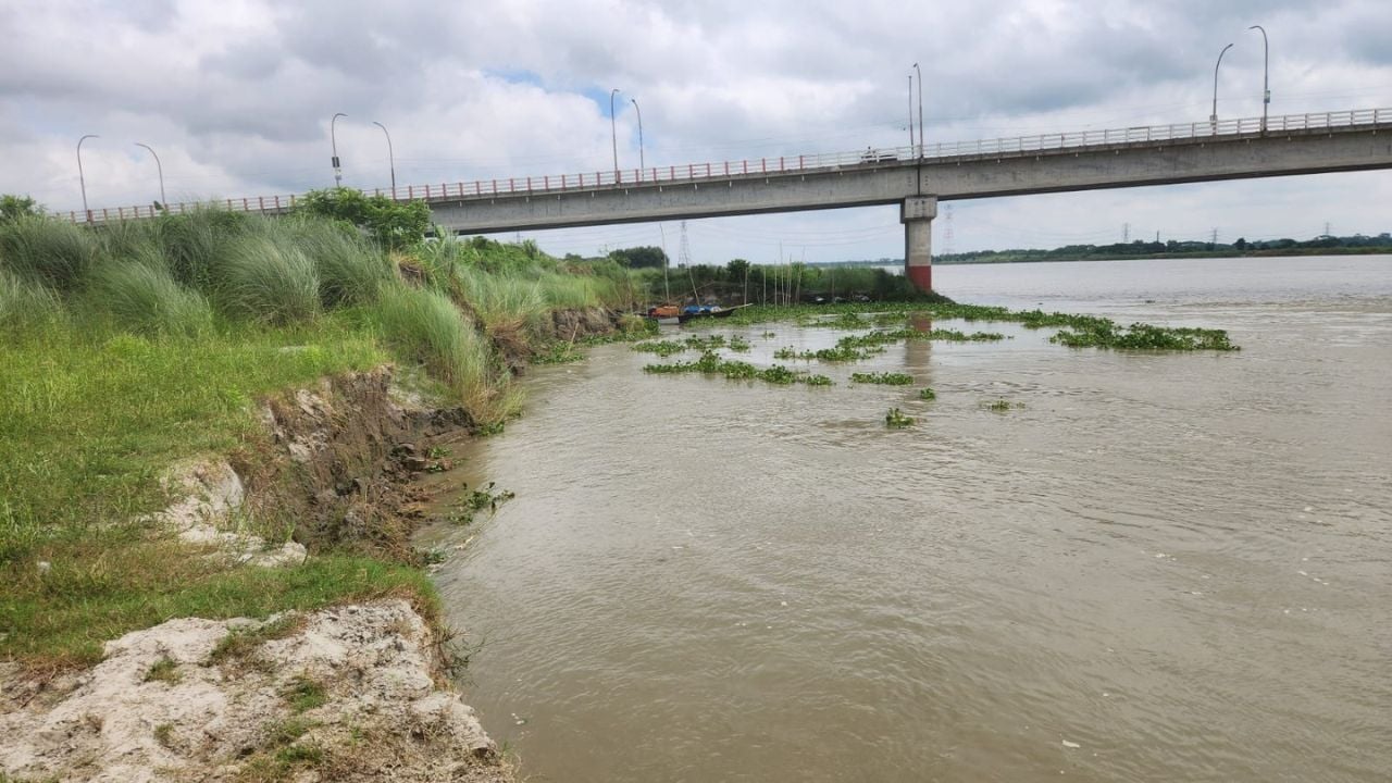নদীতে পিলারের পাশেই ভাঙন, নিরাপত্তা নিয়ে বাড়ছে শঙ্কা