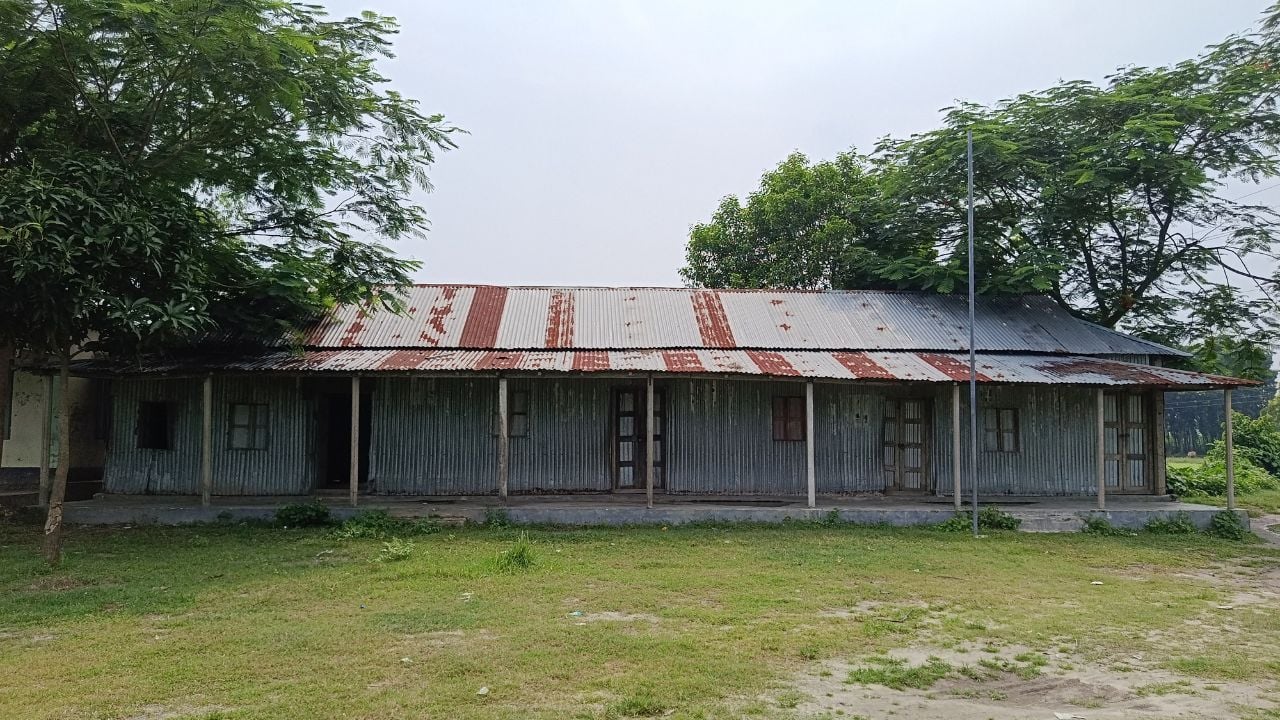 ৯ বছর ধরে বন্ধ শিক্ষা কার্যক্রম, তবুও মিলছে বেতন-ভাতা