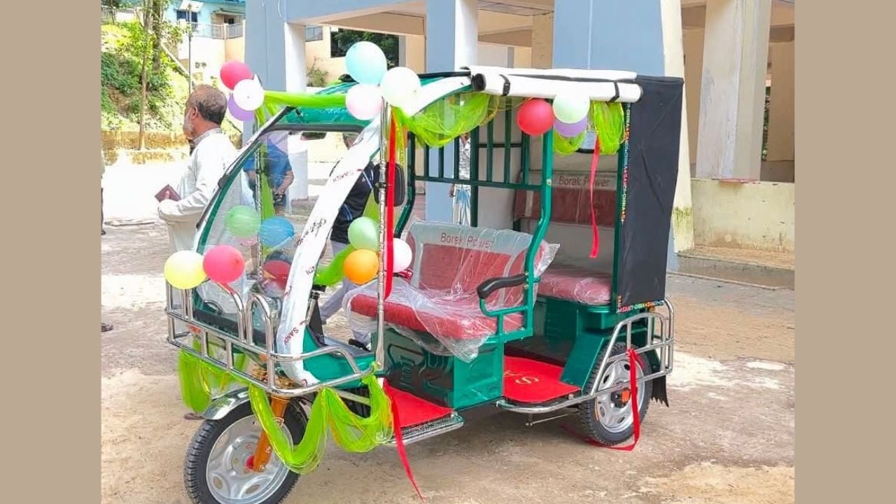 উখিয়ায় এতিম পরিবারকে মিনি টমটম প্রদান
