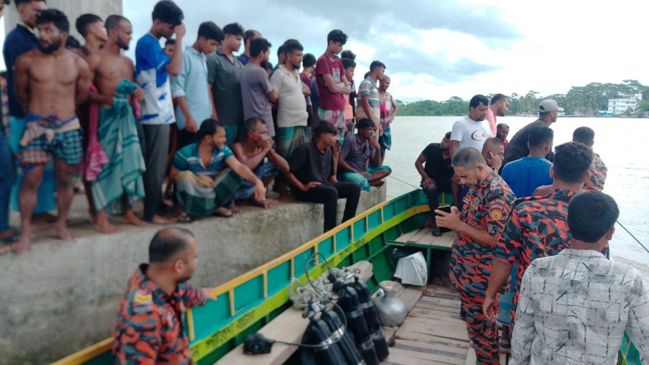 জিয়ানগরে বলেশ্বর নদে ট্রলার থেকে পড়ে জেলে নিখোঁজ