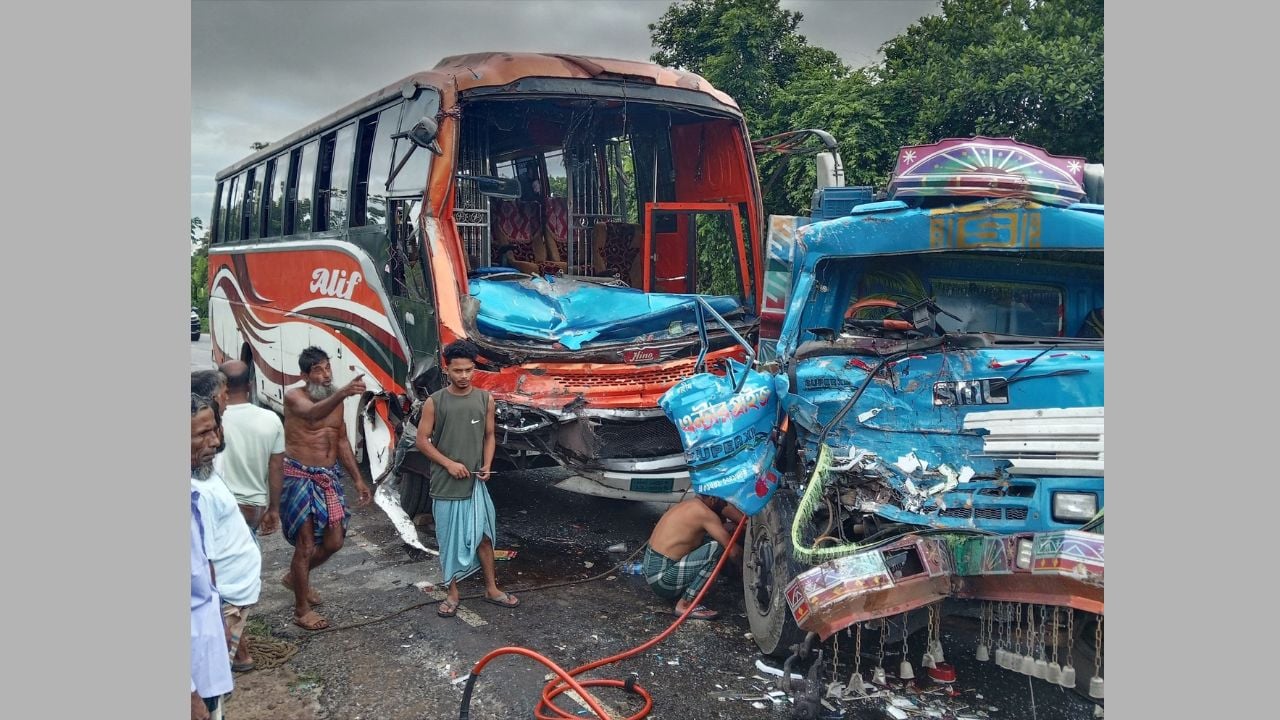 ঢাকা-বরিশাল মহাসড়কে বাস-ট্রাক সংঘর্ষে আহত ৭