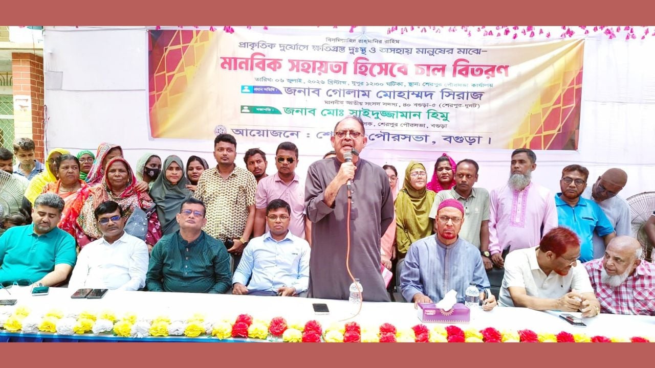 পাগল শেখ হাসিনা নেতাকর্মী ও জনগণকে রেখে পালিয়েছেন