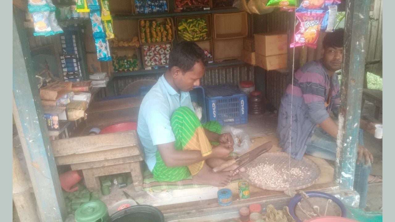 দৃষ্টিহীনতা জয় করে মর্যাদার লড়াইয়ে কিশোরগঞ্জের সোহাগ