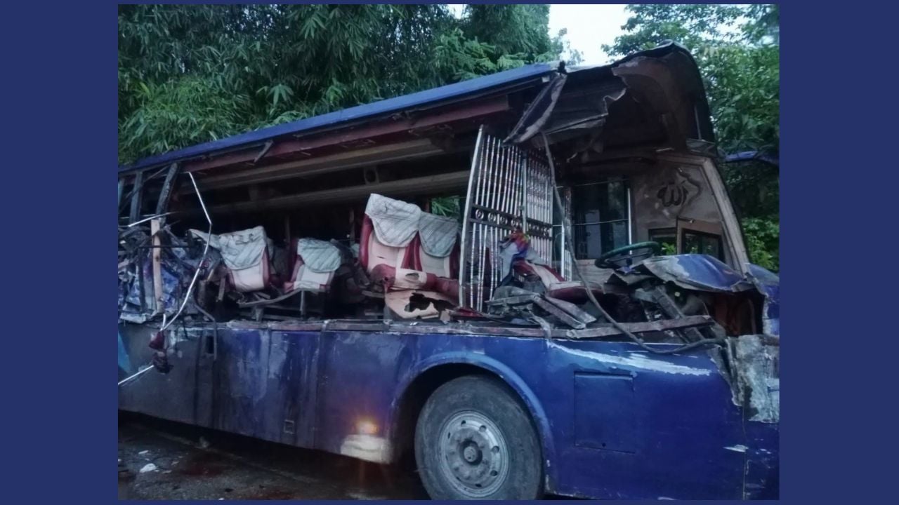 দাঁড়িয়ে থাকা ট্রাকে বাসের ধাক্কায় নিহত ১, আহত ১৫
